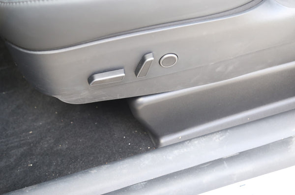 Tesla Model Y – beschermhoeken onder de stoelen – productafbeelding 4