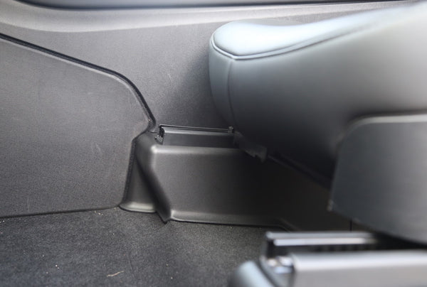 Tesla Model Y – beschermhoeken onder de stoelen – productafbeelding 10