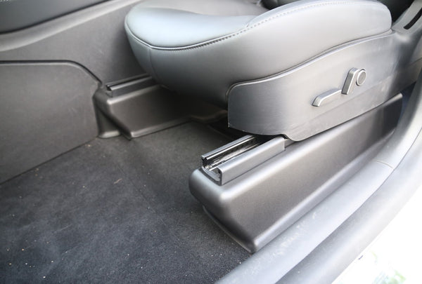 Tesla Model Y – beschermhoeken onder de stoelen – productafbeelding 5