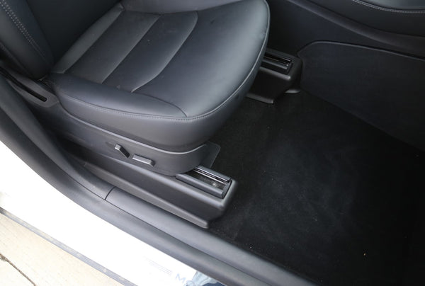 Tesla Model Y – beschermhoeken onder de stoelen – productafbeelding 3