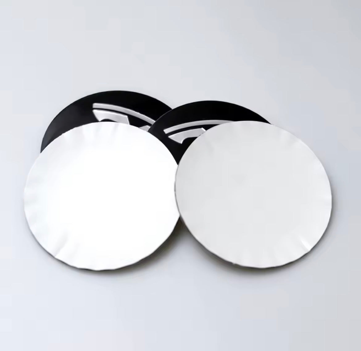 Mittlere Aufkleber mit dem Tesla-Logo für Felgen